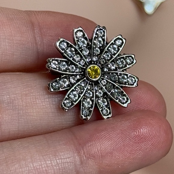 Elegant Silver and Yellow Daisy Brooch. - Picture 6 of 6
